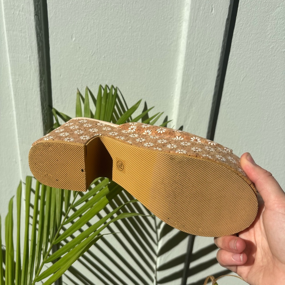 BEARPAW Women's Tan Daisy Wedge Sandals - Picture 4 of 7